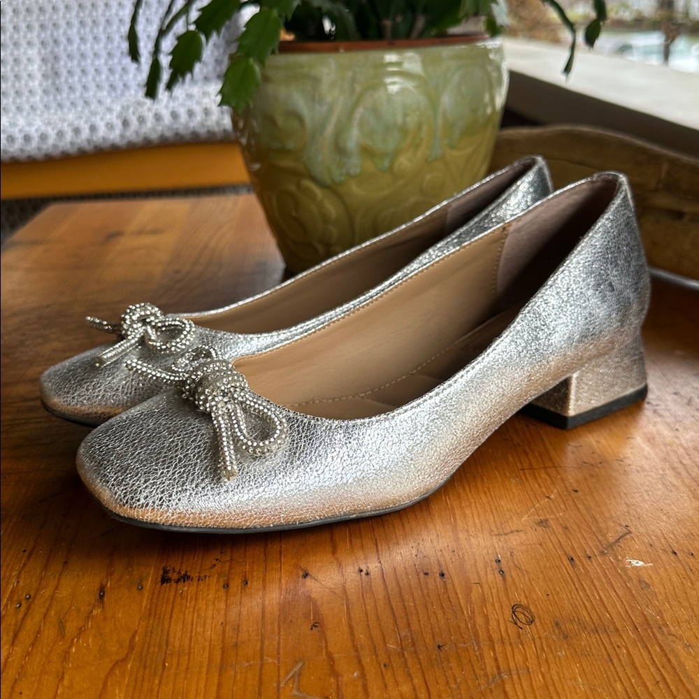 Kelly & Katie Jaya silver metallic block heel pump w/rhinestone bow. Sz 7.5
